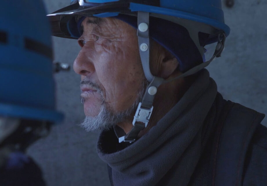 松葉型枠で働く職人