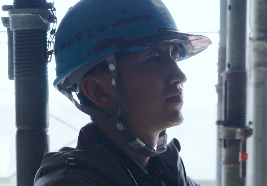 松葉型枠で働く職人
